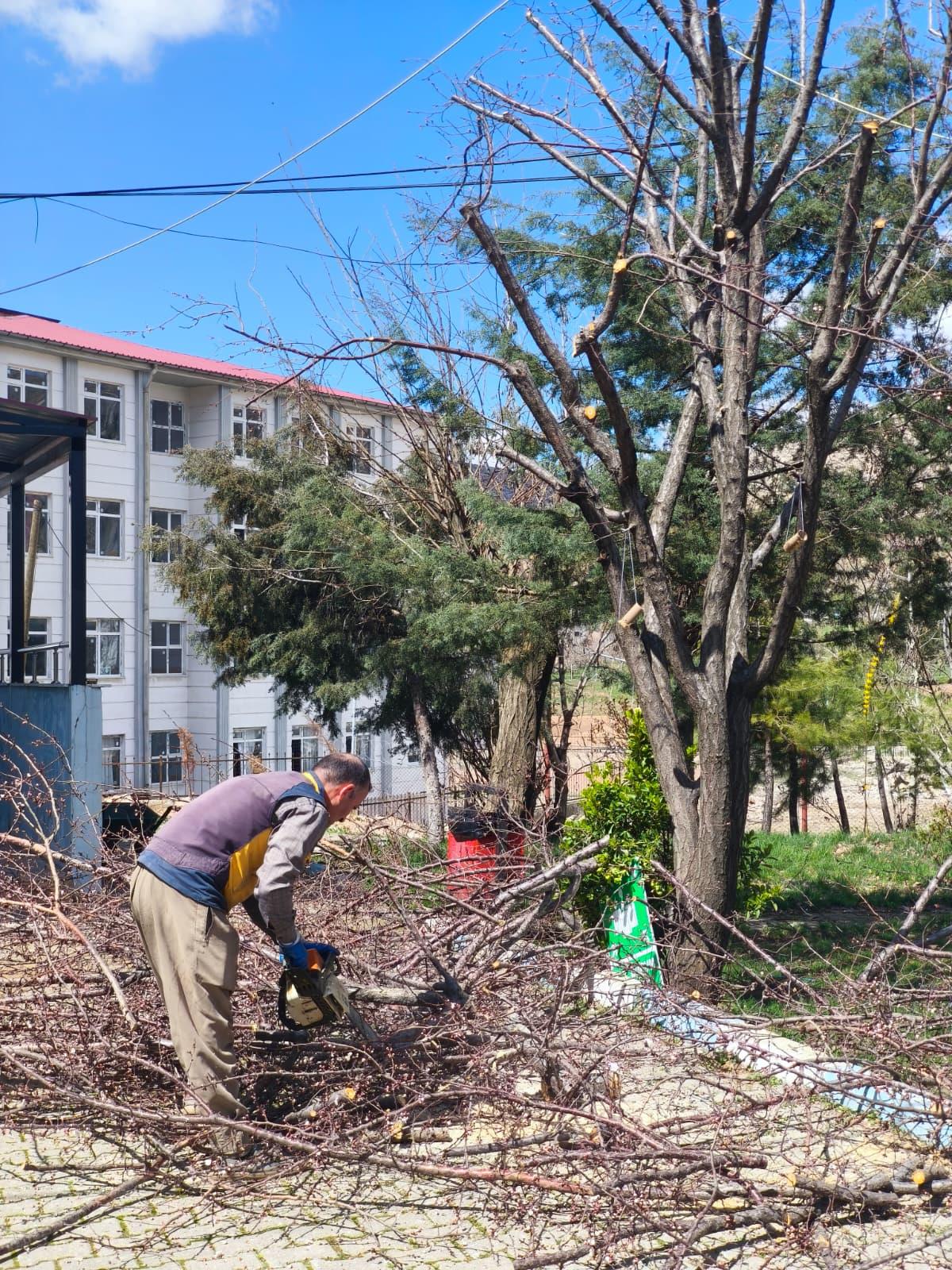 Eruh MYO Bahçesinde Bahar Budaması Gerçekleştirildi