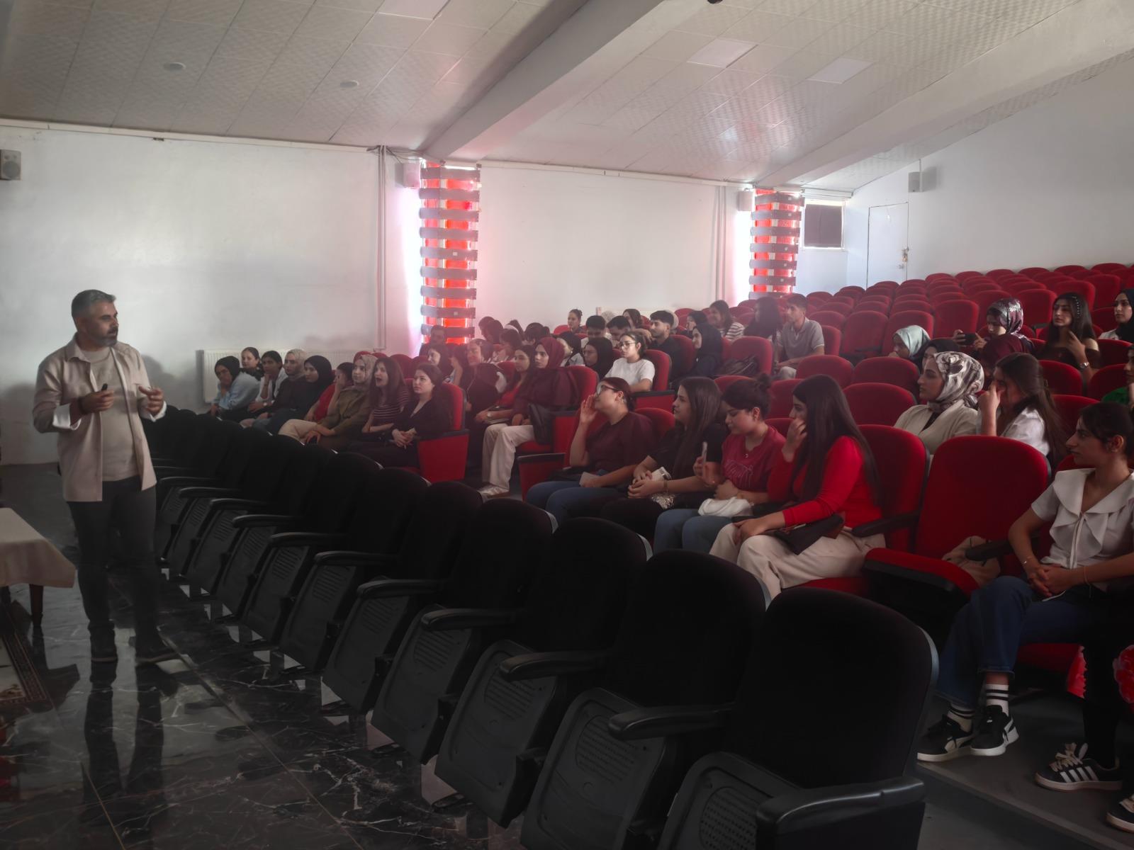 Eruh MYO’da Bağımlılıkla Mücadele Konferansı Gerçekleştirildi