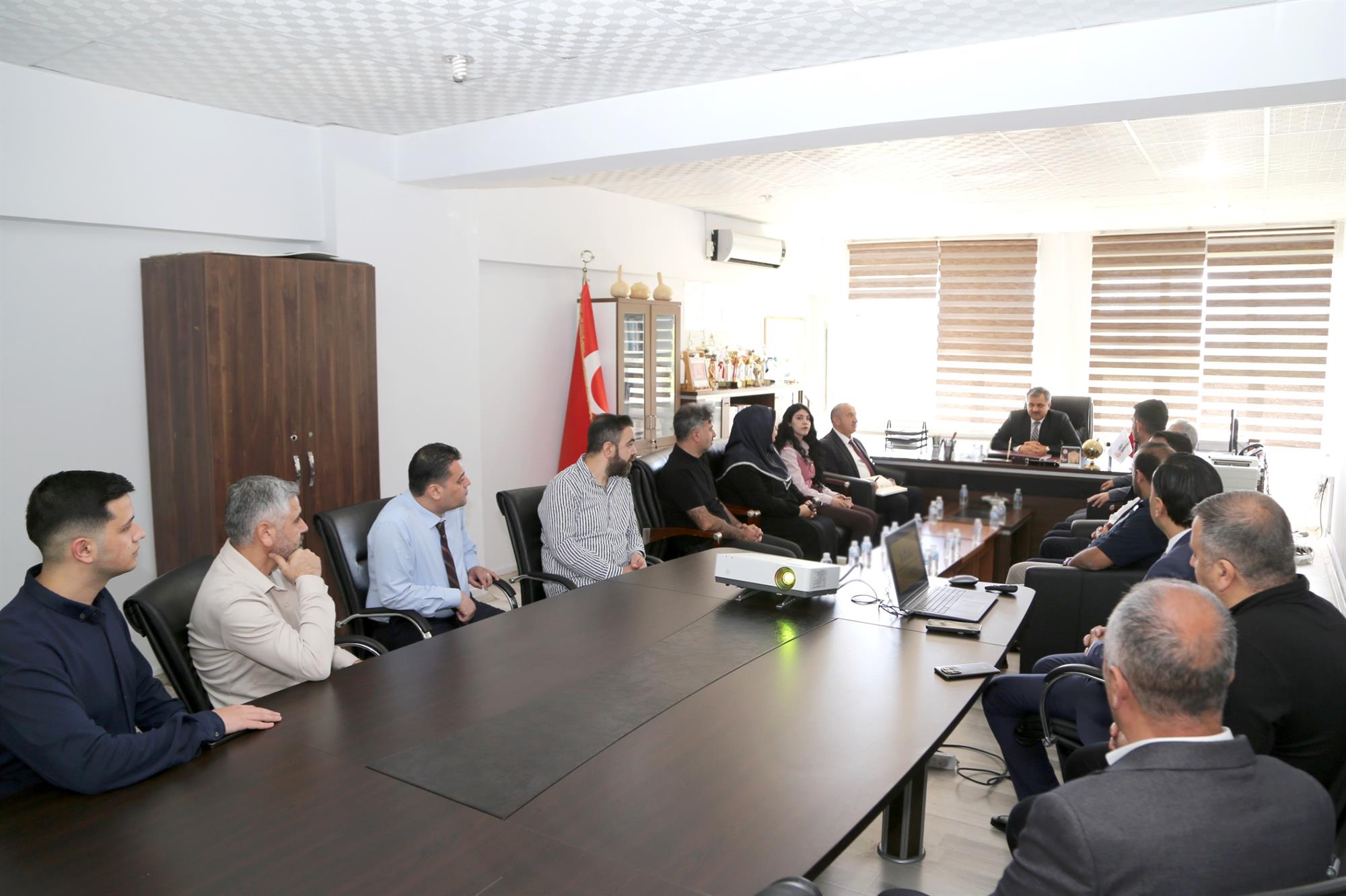 Rektörümüz Nihat ŞINDAK’ın üniversitemiz birimlerine yönelik gerçekleştirdiği brifing ziyaretleri kapsamında, Eruh Meslek Yüksekokulu’nda kapsamlı bir değerlendirme programı düzenlendi